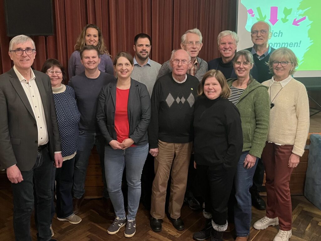 Stellvertretender Landrat Thomas Vizl, Kandidierende der Grünen Liste Üchtelhausen, Sprecherin OV Üchtelhausen Caroline Karch, Bürgermeister Johannes Grebner, Kreirätin Kathrin Tröster, weitere Gäste